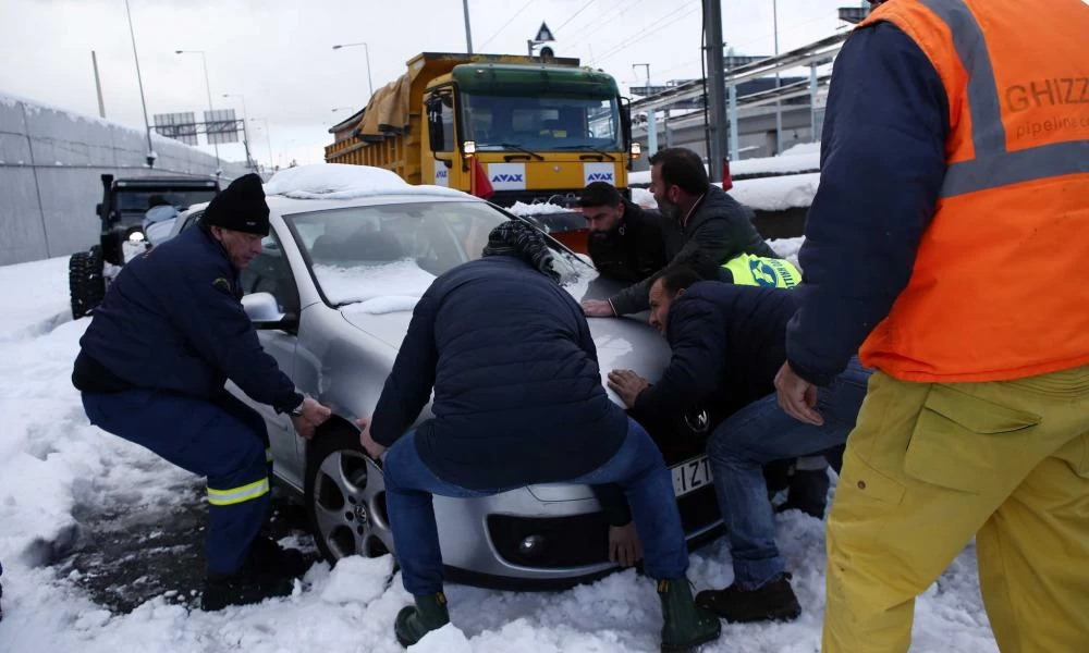 Αττική Οδός - Ντροπή: Τα 100 ευρώ που εγκλώβισαν χιλιάδες οδηγούς στο χιόνι
